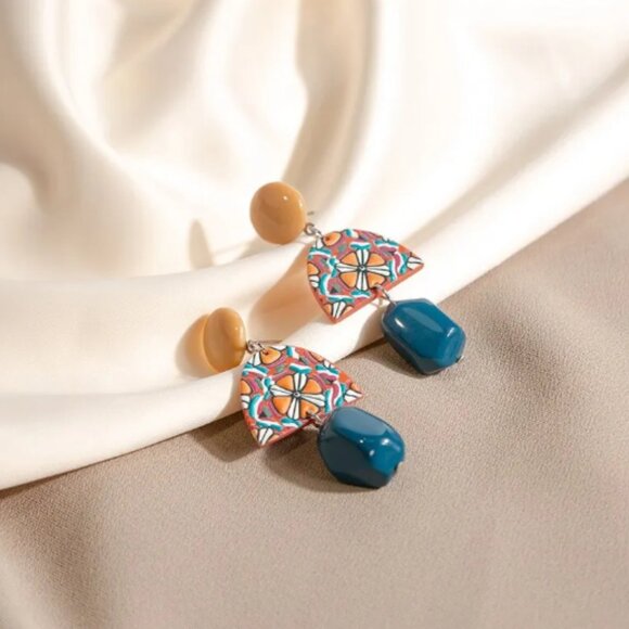 Colorful acrylic earrings - Picture 2 of 3